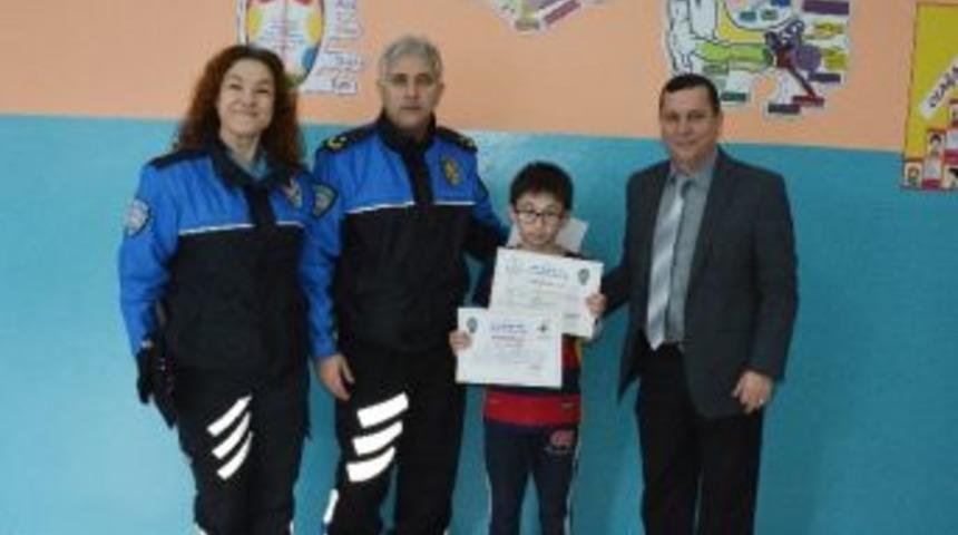 Gazi Ortaokulu &Ouml;ğrencileri Belgelerini Aldı