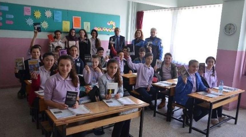 Ep&ccedil;iler Ortaokulu &Ouml;ğrencilerine Kitap Hediyesi