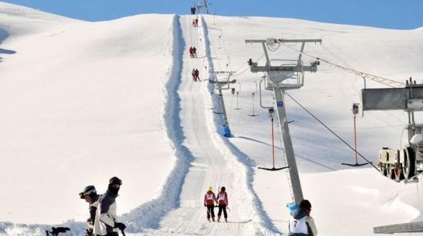Hakkari’de Kayak Yarışması Düzenlendi