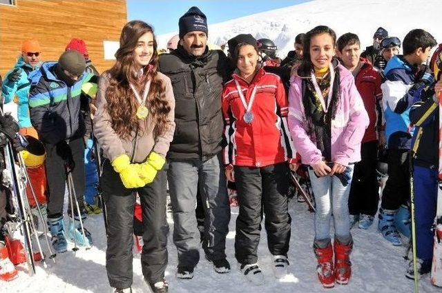 Hakkari’de Kayak Yarışması Düzenlendi