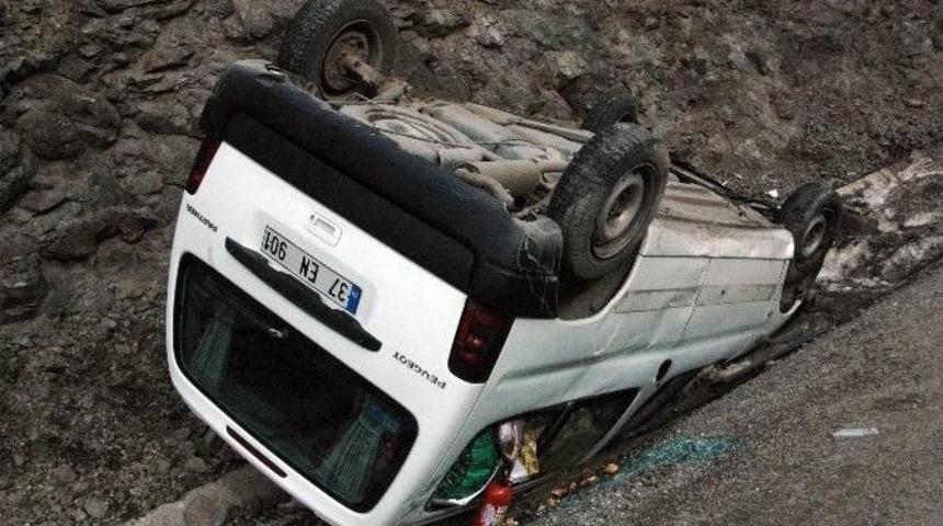 Otomobil Takla Attı: 2 Yaralı