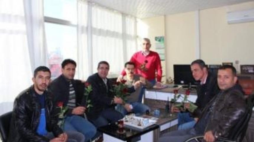 Meslektaşlarının G&uuml;n&uuml;n&uuml; G&uuml;l Takdim Ederek Kutladı