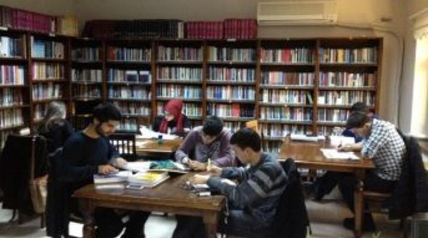 Faik Baysal K&uuml;t&uuml;phanesi Gece 24.00&rsquo;de Kadar A&ccedil;ık