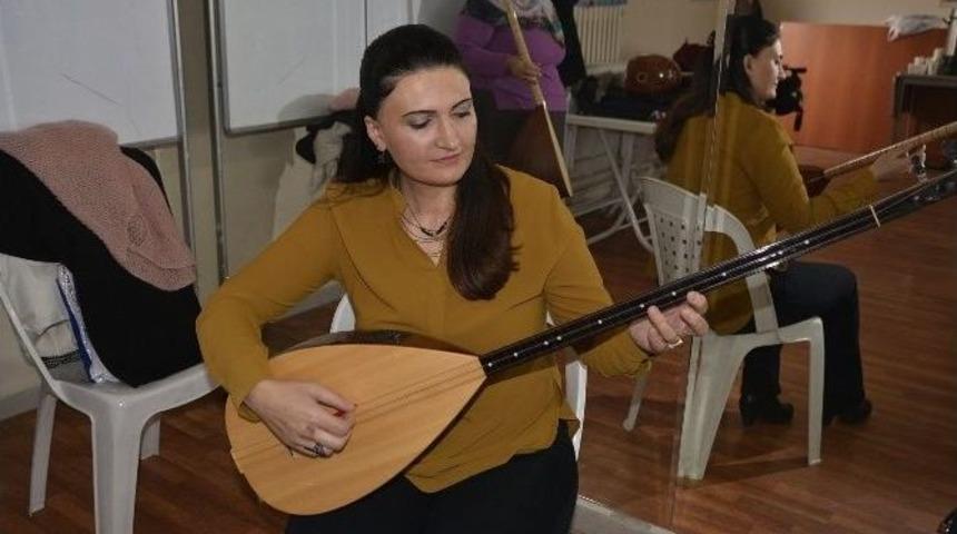 Ev Hanımı Kadınlar Halk Müziği Korosu Kurdular