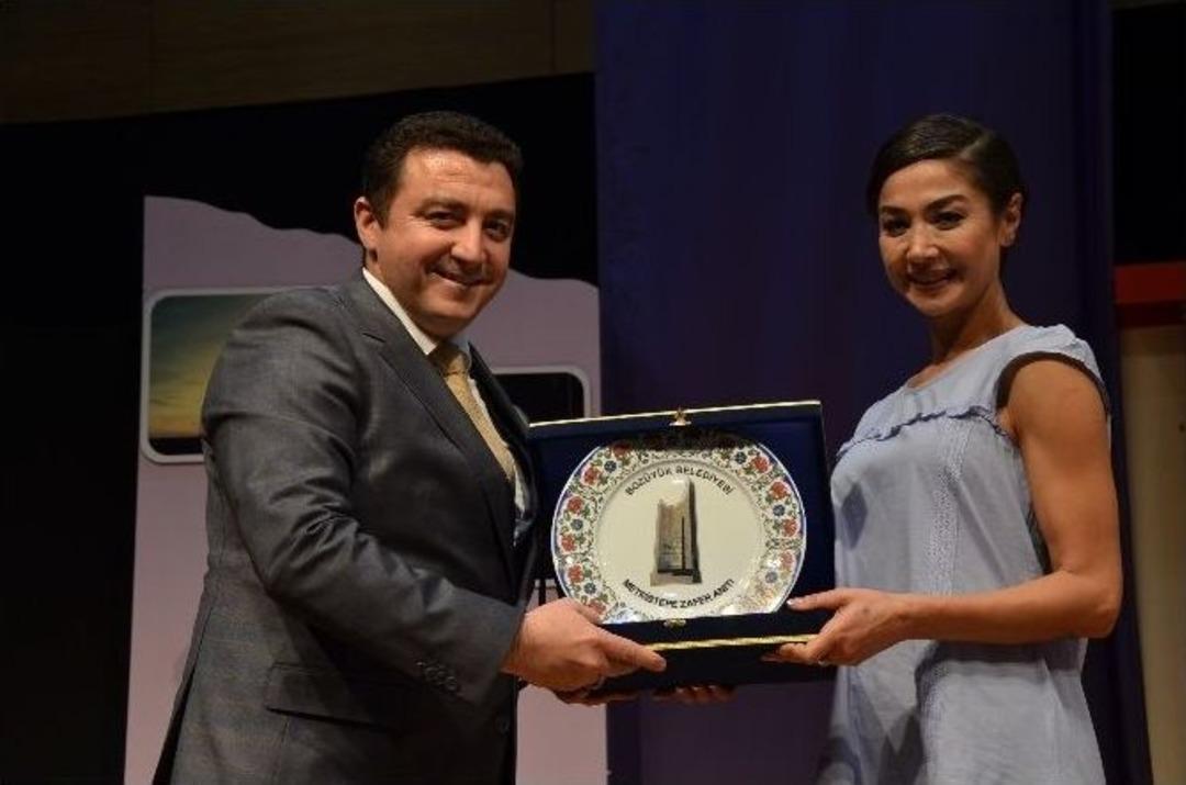 &ldquo;aşk Bu Mu?&rdquo; Adlı Oyun İzleyenlere Keyifli Anlar Yaşattı