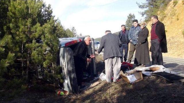 Araçta Sıkışan Yaralıları, Vatandaşlar Kurtardı