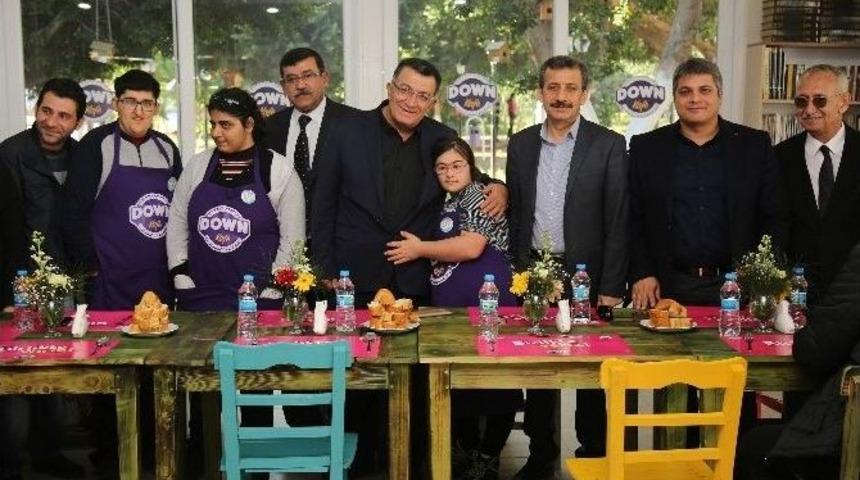 Gazeteciler Down Kafe&rsquo;de Buluştu