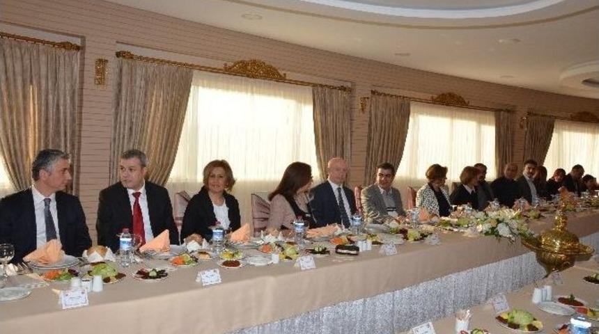 Vali D&uuml;zg&uuml;n&rsquo;den M&uuml;lki İdare Amirlerine &ldquo;idareciler G&uuml;n&uuml;&rdquo; Yemeği