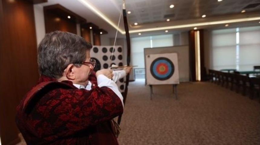 Başbakan Davutoğlu Ak Parti Kampında Ok Attı