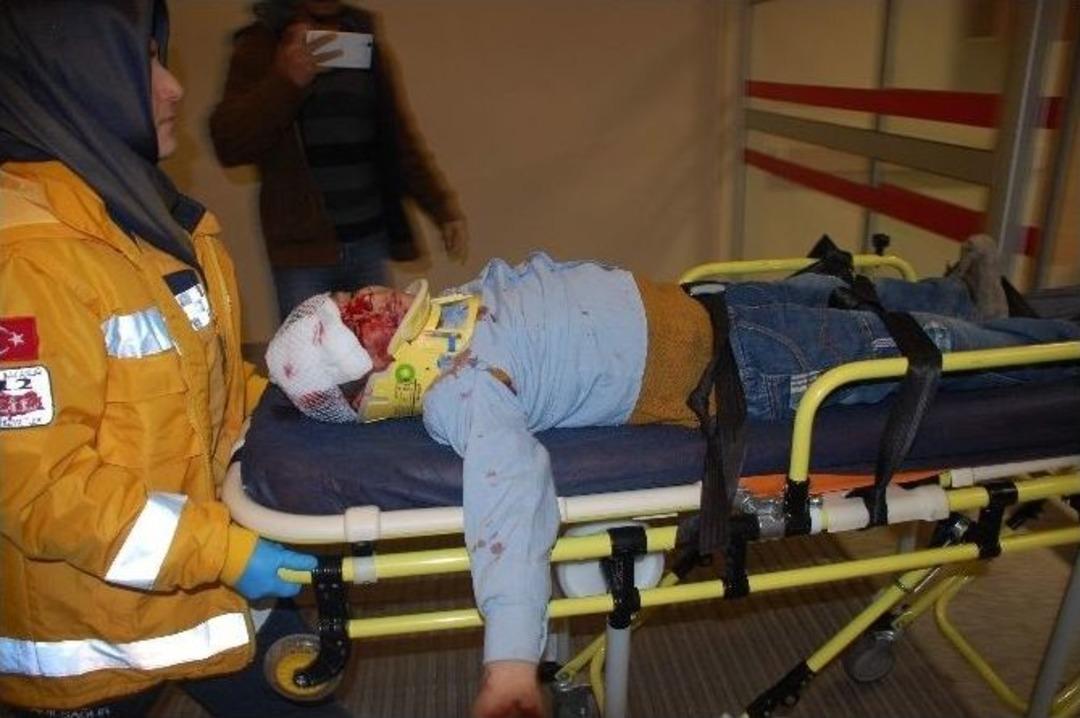 Adıyaman&rsquo;da İki Otomobil &Ccedil;arpıştı: 11 Yaralı