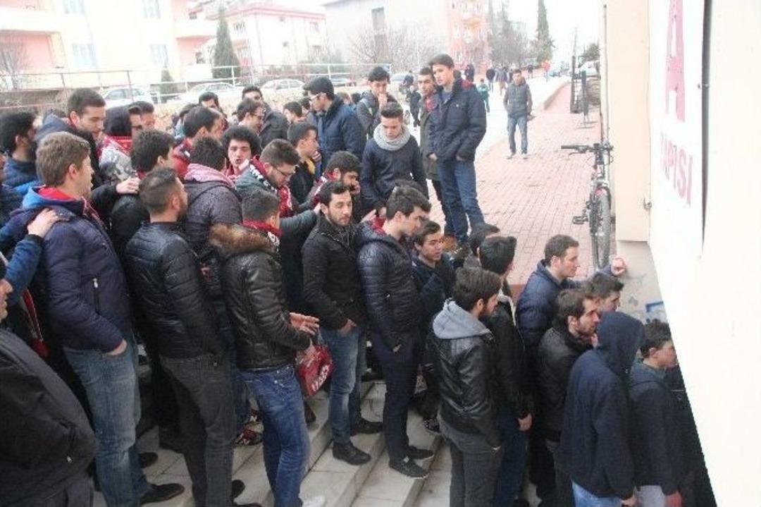 G&uuml;zel Başlayan Ma&ccedil; Kavgayla Bitti