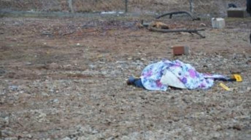 Barışmak İ&ccedil;in Yanına Gittiği Karısını Vurup, İntihar Etti