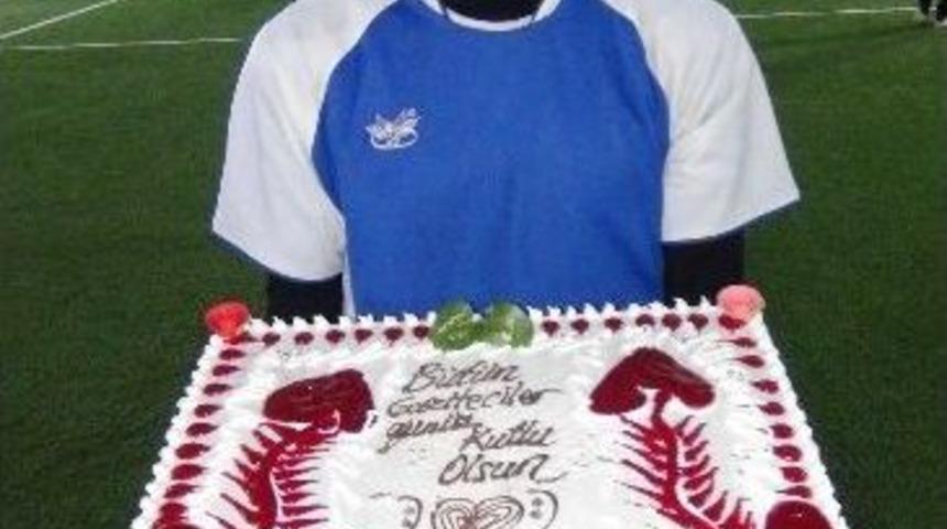 Kafkas &Uuml;niversitesi&rsquo;nin Gazetecilere 10 Ocak S&uuml;rprizi