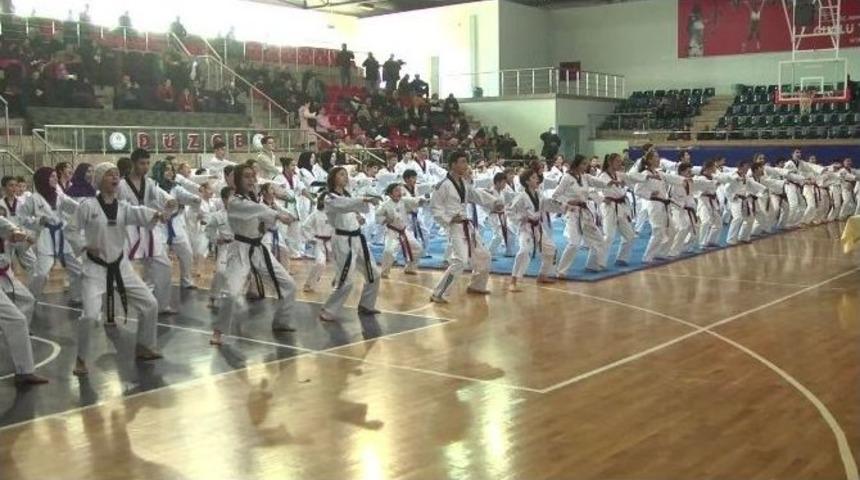 D&uuml;zce&rsquo;de Taekwondocular Kuşak İ&ccedil;in Kapıştı