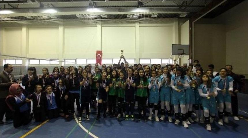 Yıldız Kızlarda Voleybolun Şampiyonu Karamelik Ortaokulu Oldu