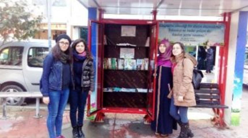 &Uuml;niversitelilerden Sokak K&uuml;t&uuml;phanesine Kitap Desteği