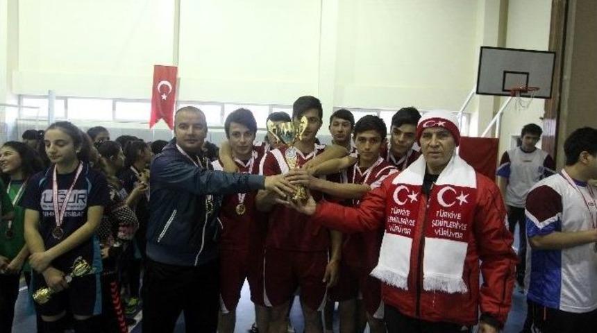 Gen&ccedil; Erkeklerde Voleybolun Şampiyonu End&uuml;stri Meslek Lisesi Oldu