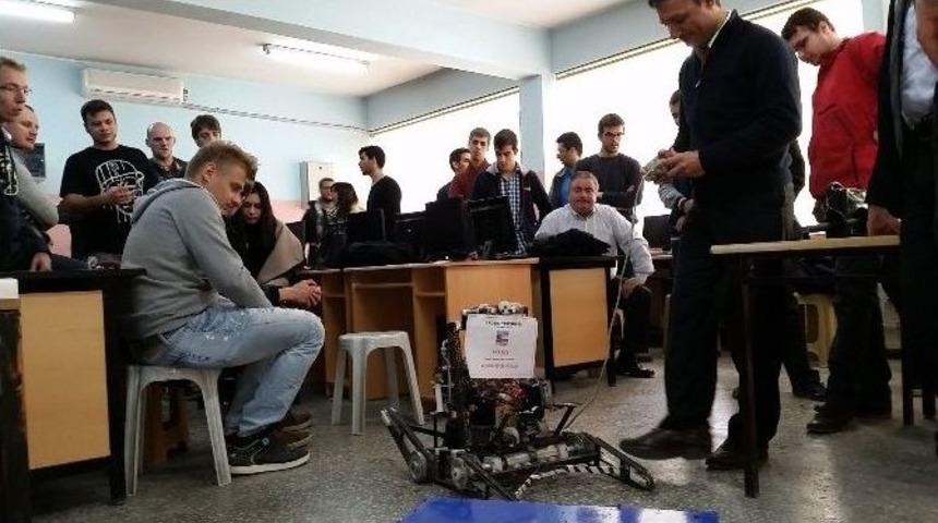 &Ccedil;ek Cumhuriyeti Ve Portekiz Den Gelen &Uuml;niversiteli &Ouml;ğrencilere Kayserili Gen&ccedil;ler Robot Eğitimi Verdi