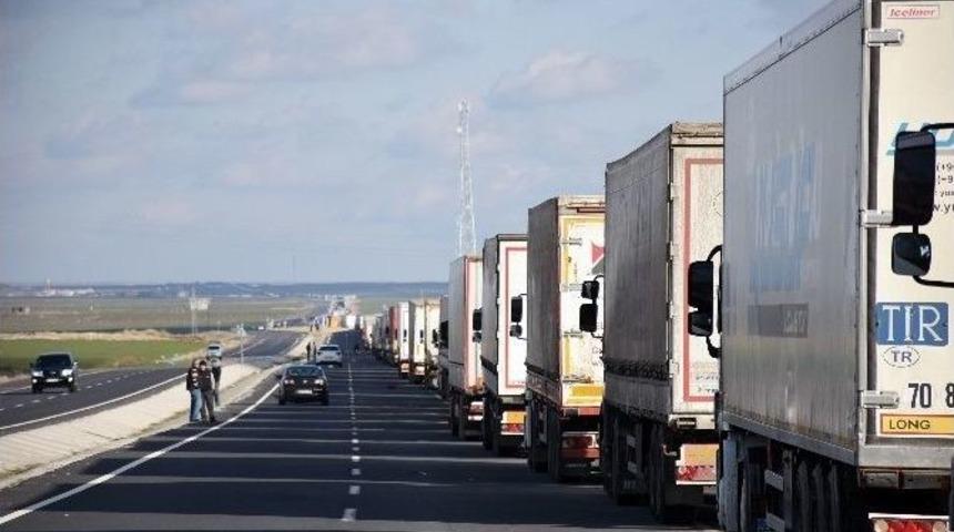 Nusaybin’de Tır Kuyruğu 30 Kilometreye Ulaştı