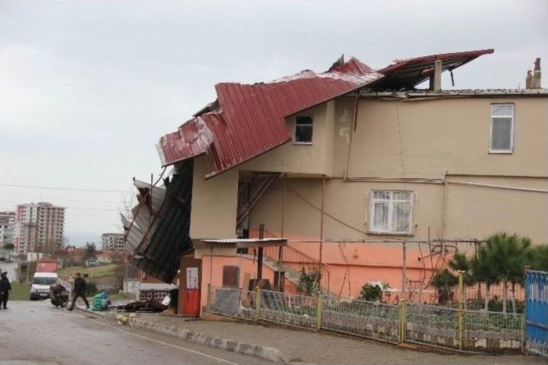 Samsun&rsquo;da Binanın &Ccedil;atısı 70 Metre U&ccedil;tu