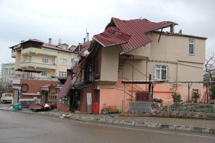 Samsun’da Binanın Çatısı 70 Metre Uçtu G1