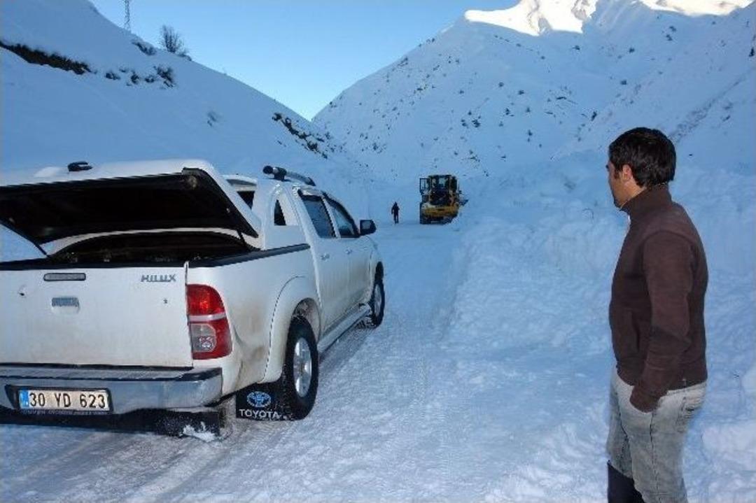 &Ccedil;ığ İnen Yollarda Zorlu Karla M&uuml;cadele &Ccedil;alışması