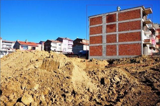 Süleymanpaşa Belediyesi Ekipleri İnşaat Kazısında Hasar Gören Apartmanı Tahliye Etti