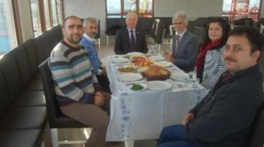 Lapseki Belediye Başkanı Yılmaz Gazetecilerle Bir Araya Geldi