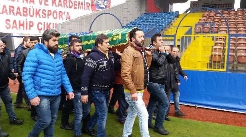 Vasiyet Etti, Cenazesi Stadyumda Tur Attırıldı