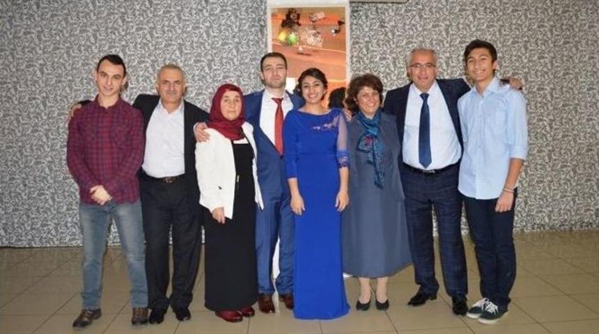 G&uuml;ler Ve Savaş Ailelerinin Mutlu G&uuml;n&uuml;