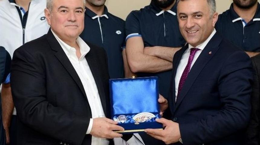 Hakkarili Futbolculardan Atso&rsquo;ya Teşekk&uuml;r Ziyareti