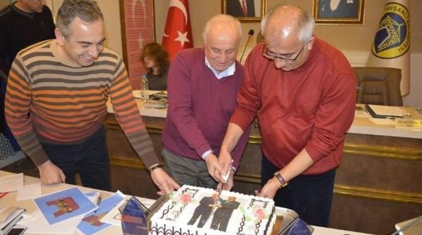 Meclis Toplantısında S&uuml;rpriz Kutlama