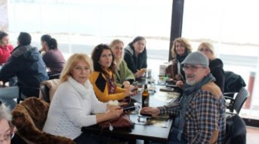 Yeni Fo&ccedil;a&rsquo;da Vatandaşlar Sokak Hayvanları İ&ccedil;in Toplandı