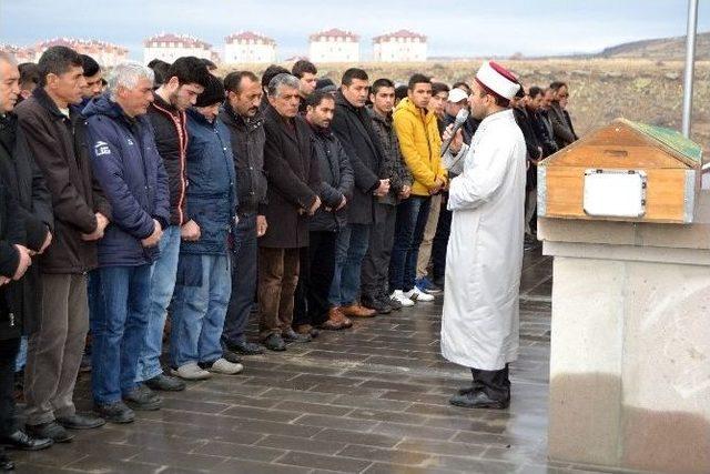 18 Yaşındaki Genç Futbolcu Toprağa Verildi