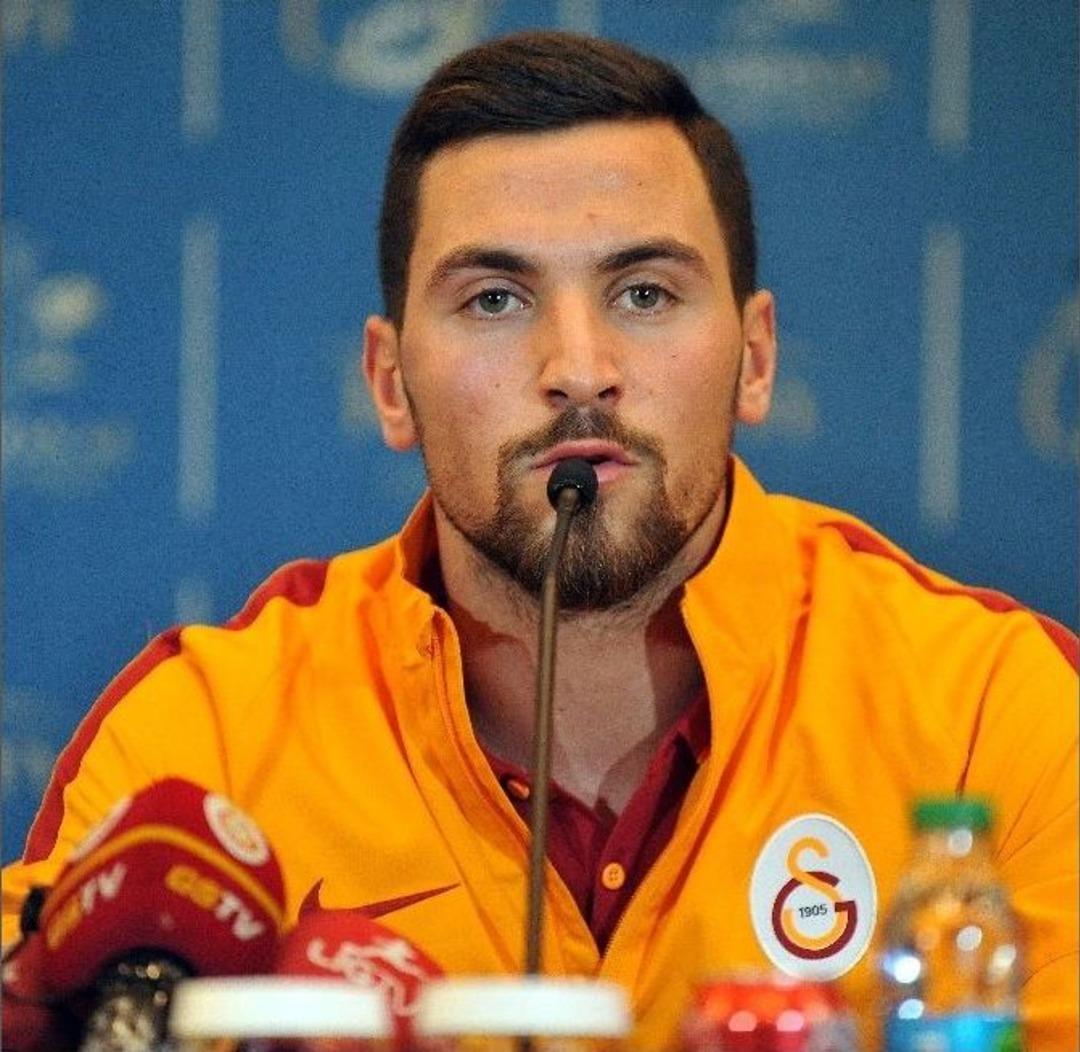 Sinan G&uuml;m&uuml;ş: "&ouml;n&uuml;m&uuml;zdeki Takımlar Şampiyon Olamayız Zannetmesinler"