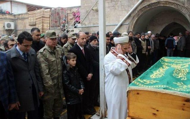 Domuz Gribi Şüphesiyle Tedavi Altındayken Ölen Sivil Memur Toprağa Verildi