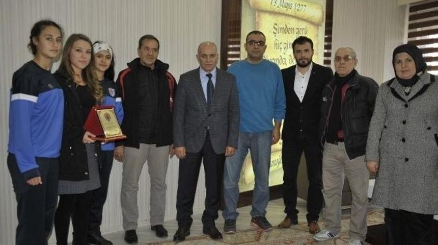Bayan Futbolculardan Başkan &Ccedil;alışkan&rsquo;a Teşekk&uuml;r Plaketi
