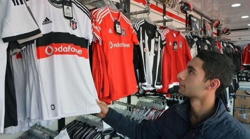 Aliağa&rsquo;da Beşiktaş Tır&rsquo;ı B&uuml;y&uuml;k İlgi G&ouml;rd&uuml;