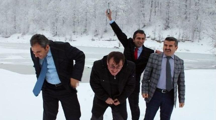 M&uuml;d&uuml;rden Tabancalı Poz