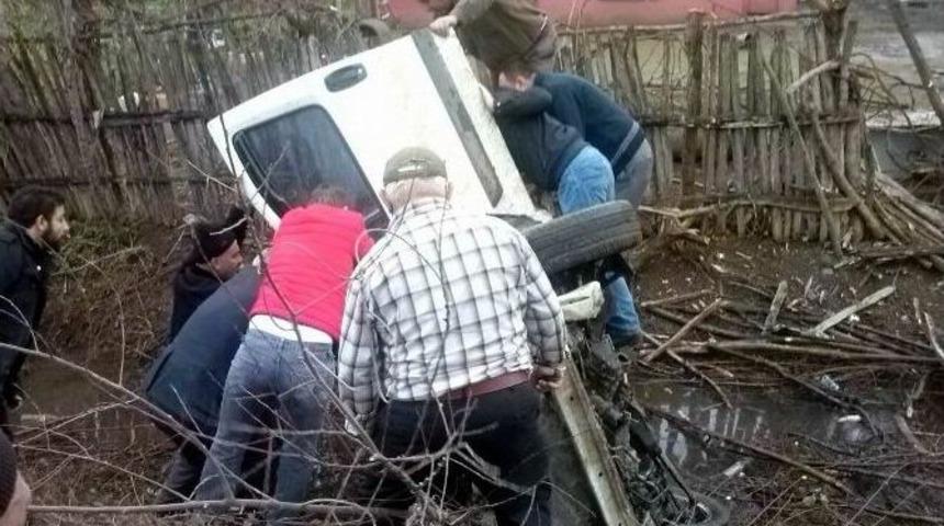 Kamyonet Şarampole Yuvarlandı: 1 Yaralı