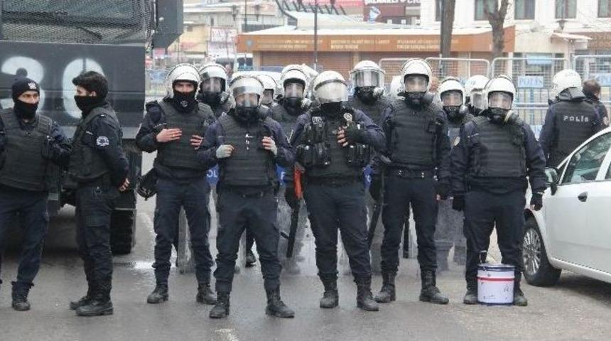 Sokağa &Ccedil;ıkma Yasağı Uygulanan Alanda Gıyabi Cenaze Namazı Kılmak İsteyen Gruba İzin Verilmedi