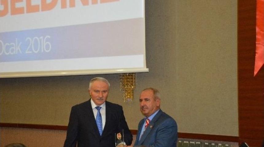 Gazetecilerden Basın İlan Kurumu M&uuml;d&uuml;r&uuml; Nihat Abacı&rsquo;ya Plaket