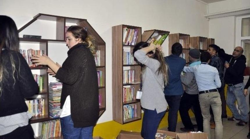 İstanbul Gelişim &Uuml;niversitesinde K&ouml;y Okuluna Koridor K&uuml;t&uuml;phane