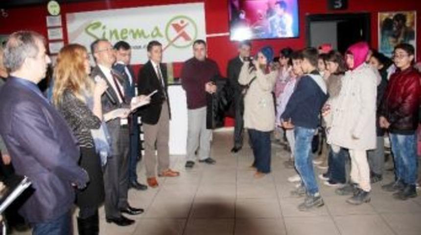 Japon Lastik Devinden Miniklere Sinema Jesti