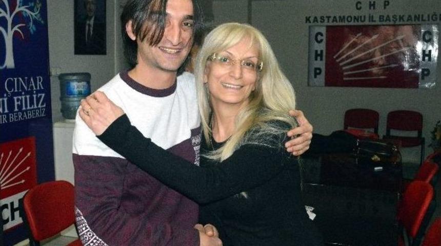 Chp Kadın Kollarından &Ouml;d&uuml;l Alan Gazeteciye Jest