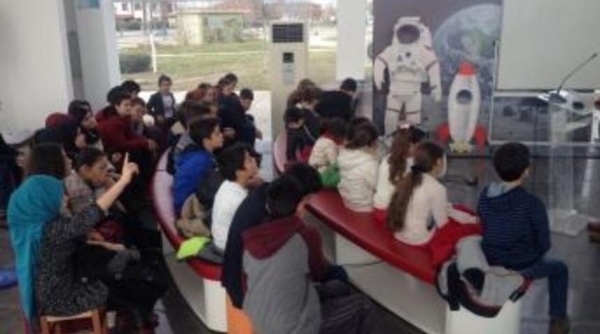 &Ouml;ğrenciler Uzaya Fırlatılan F&uuml;ze Ve Uyduları Yakından İnceledi