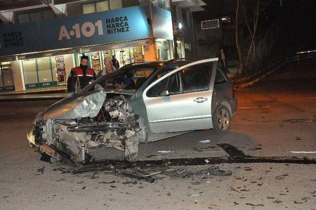 (özel Haber) Kazaya Karışan Araç Yayaların Arasına Daldı: 2 Yaralı