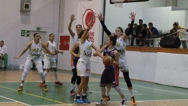 Foça’da Basketbol Maçlarına Kadınlardan Büyük İlgi