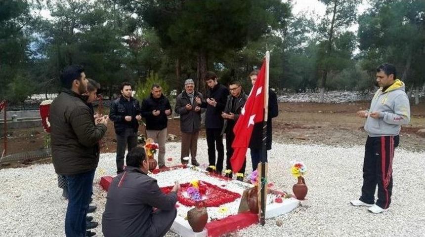 Ak Liseliler Şehidin Baba Ocağı Ve Kabrini Ziyaret Etti