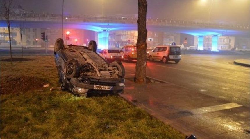 Takla Atan Otomobilden &Ccedil;ıkarak Ka&ccedil;tılar